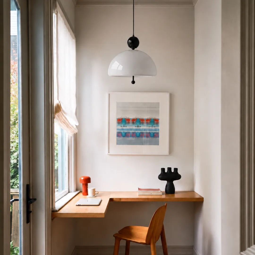 Pendente Voga em vidro creme iluminando sala de jantar com luz difusa de inspiração francesa — Luminária pendente vidro creme LED minimalista Voga — Tonzi