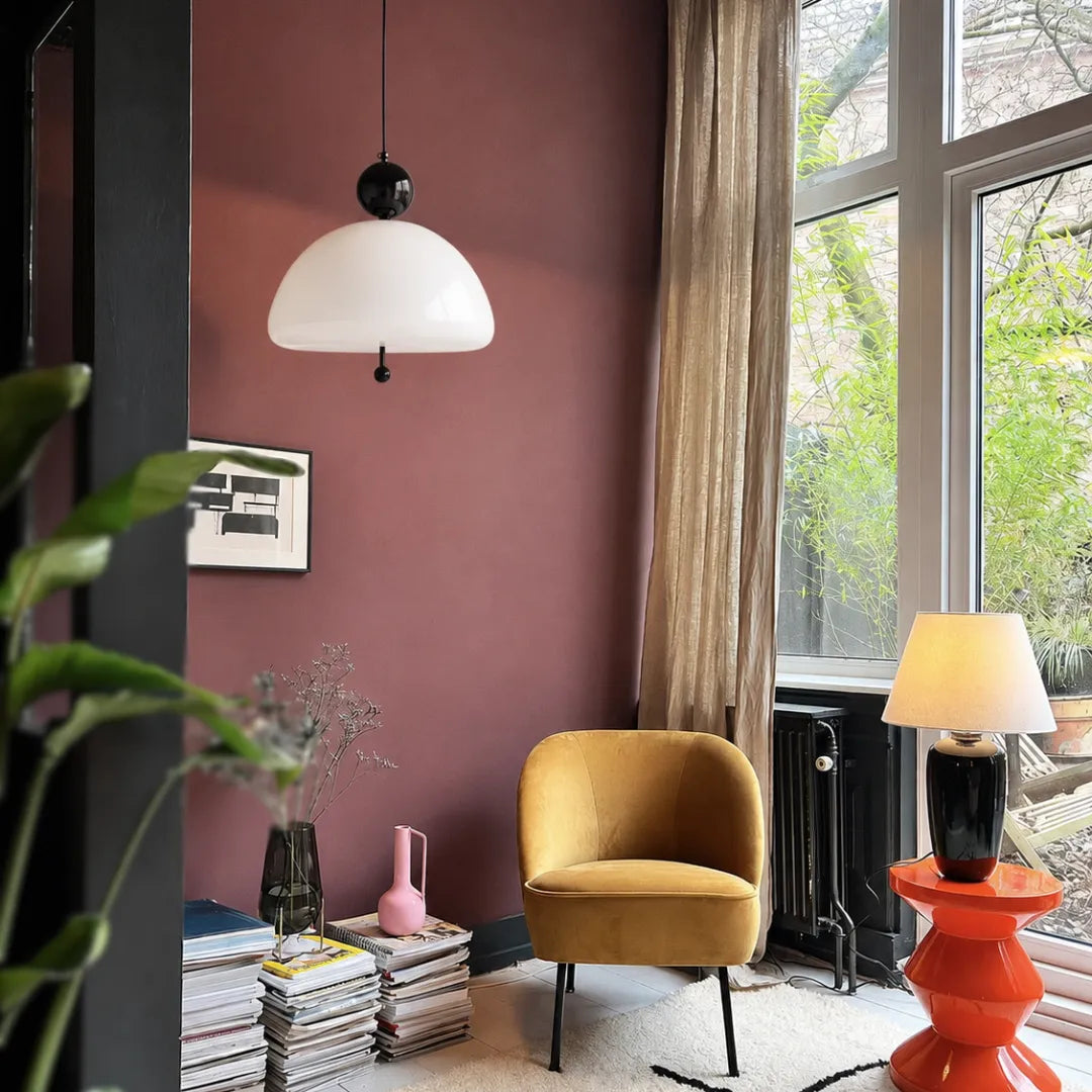 Pendente Voga em vidro creme criando atmosfera acolhedora em ambiente sofisticado — Luminária pendente vidro creme LED minimalista Voga — Tonzi
