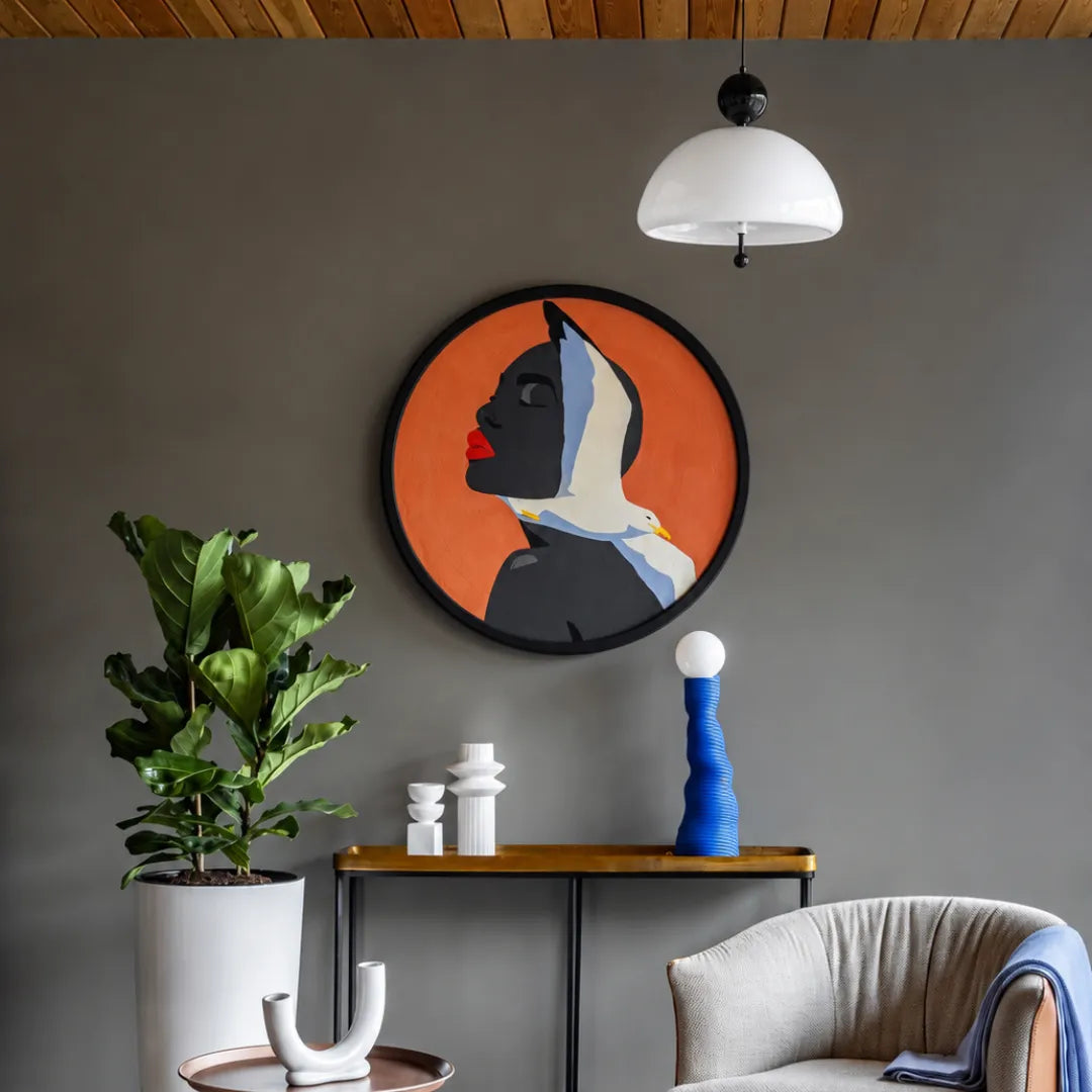 Pendente Voga em vidro creme em ambiente residencial com referência ao luxo discreto francês — Luminária pendente vidro creme LED minimalista Voga — Tonzi