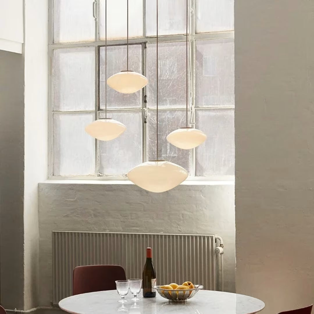 Conjunto de pendentes Köben sobre balcão de cozinha minimalista — Tonzi