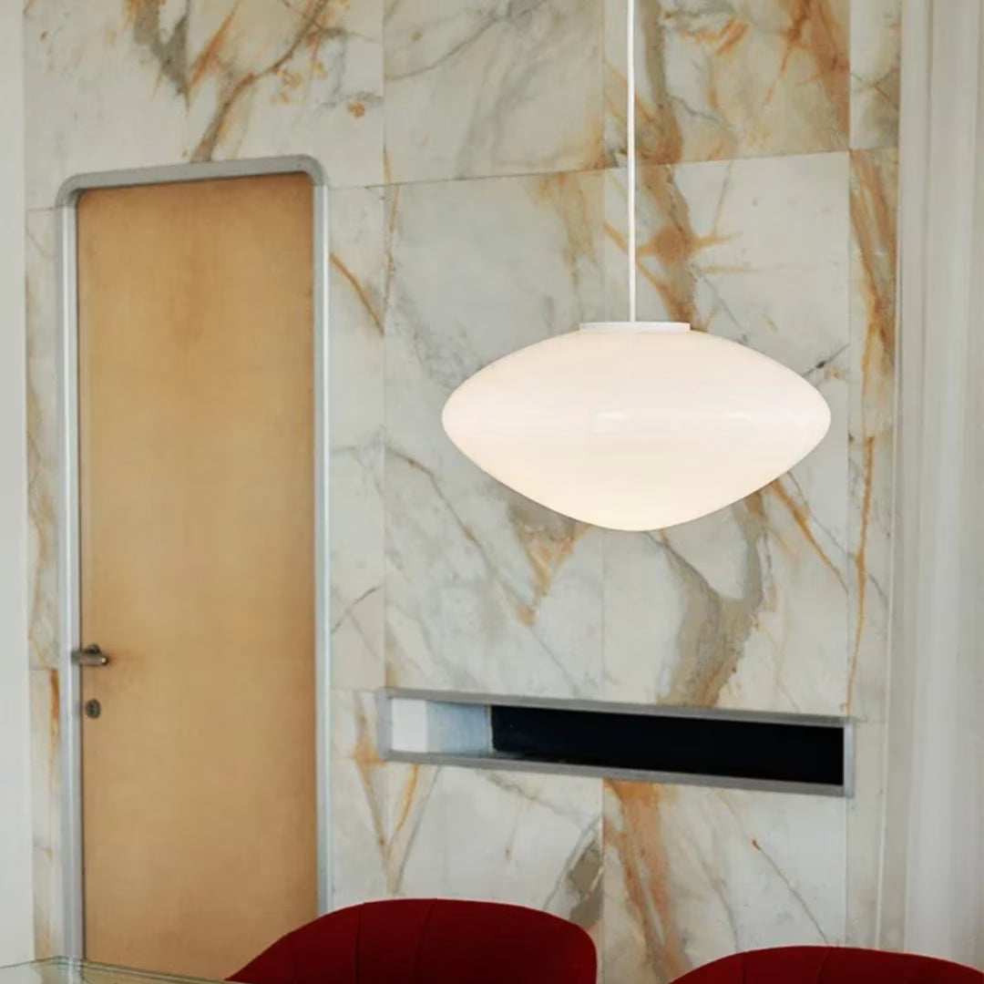 Detalhe do acabamento em vidro fosco branco do pendente Köben em close — Tonzi