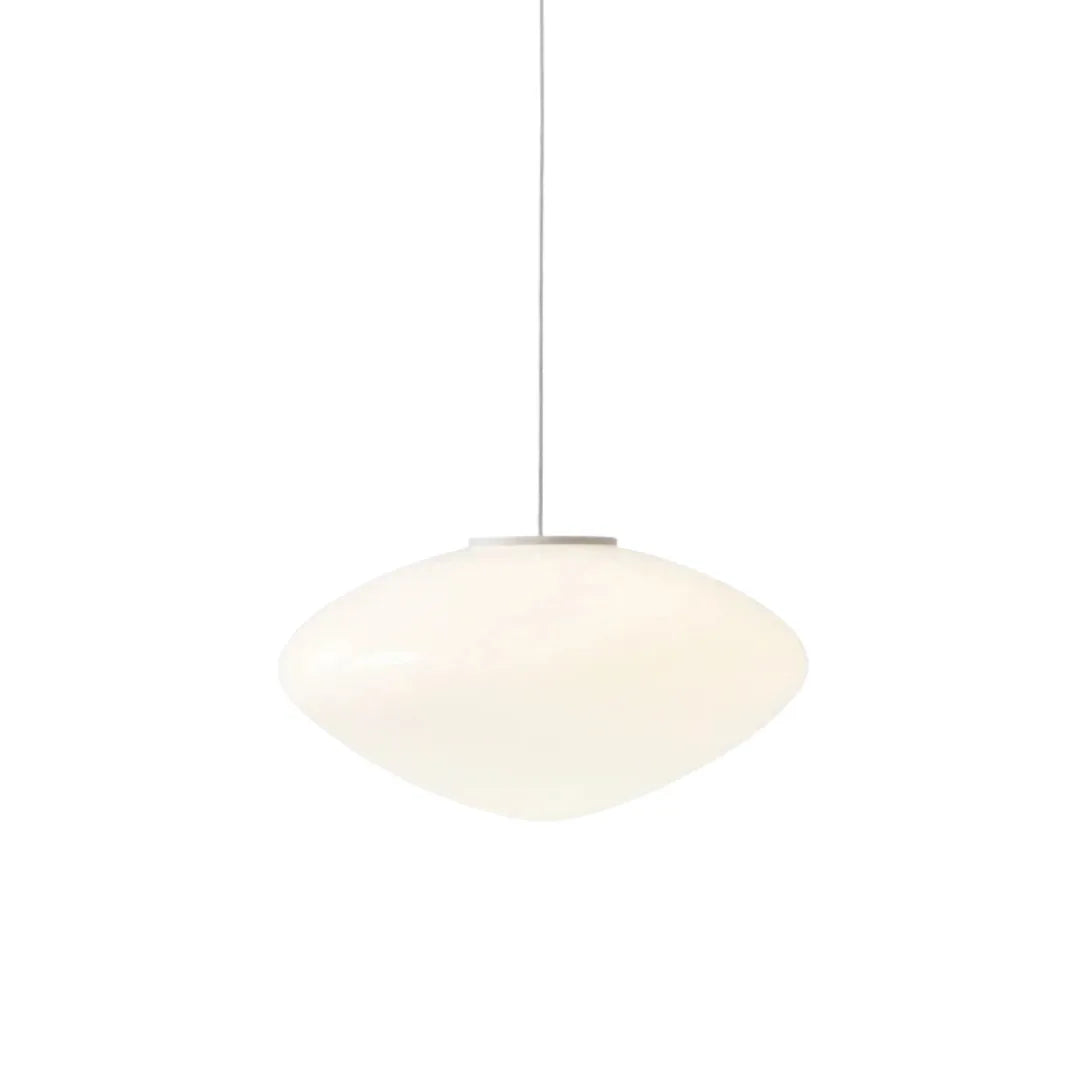 Luminária pendente Köben em vidro fosco branco oval com cabo branco em fundo branco — Tonzi