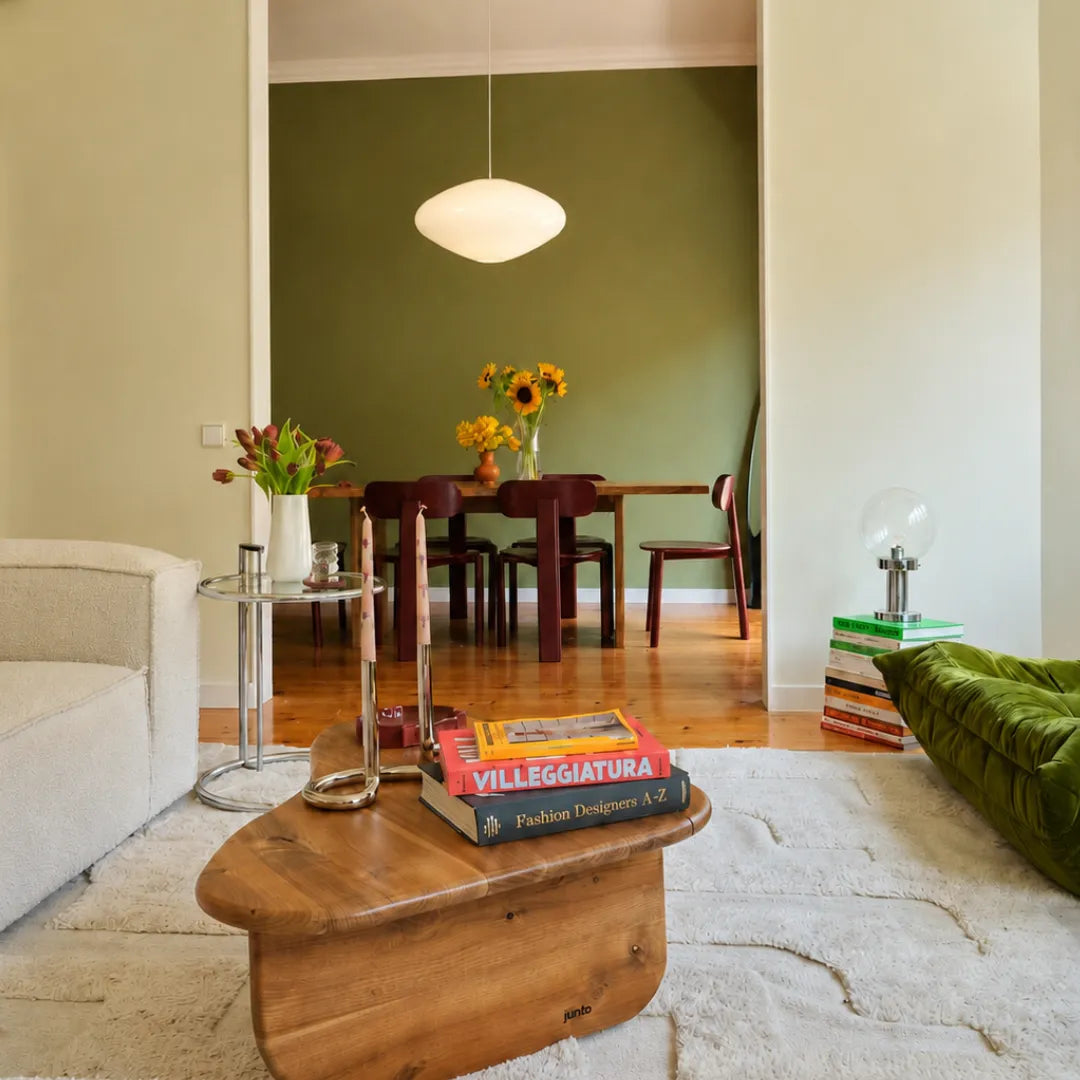 Luminária pendente Köben em sala de estar com design dinamarquês — Tonzi