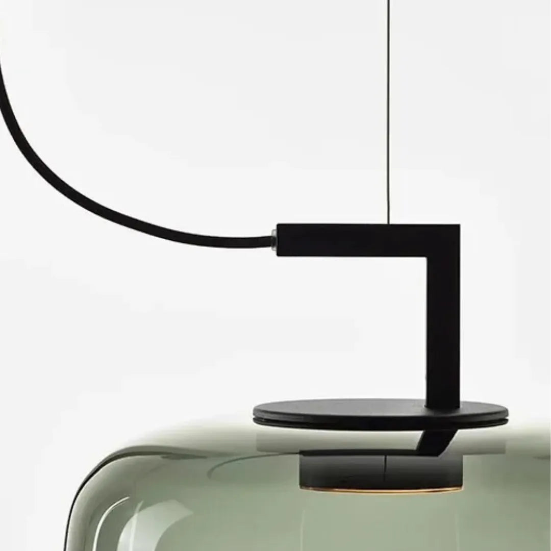 Detalhe do acabamento em vidro com design Art Déco do pendente Elen — Tonzi