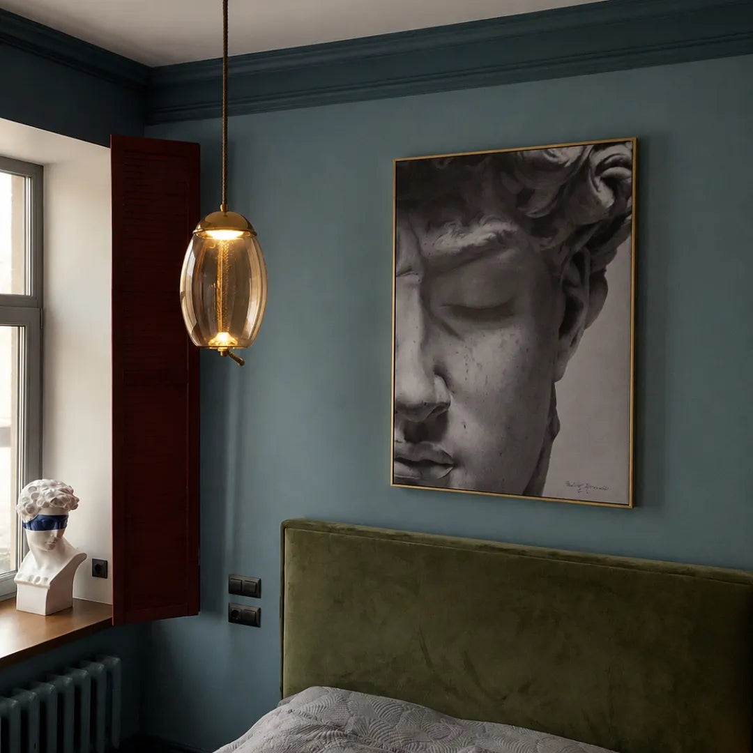 Pendente oval âmbar Cognac como luz de cabeceira em quarto verde-azulado com quadro de escultura clássica — Luminária Pendente Vidro Soprado LED Minimalista Névoa — Tonzi