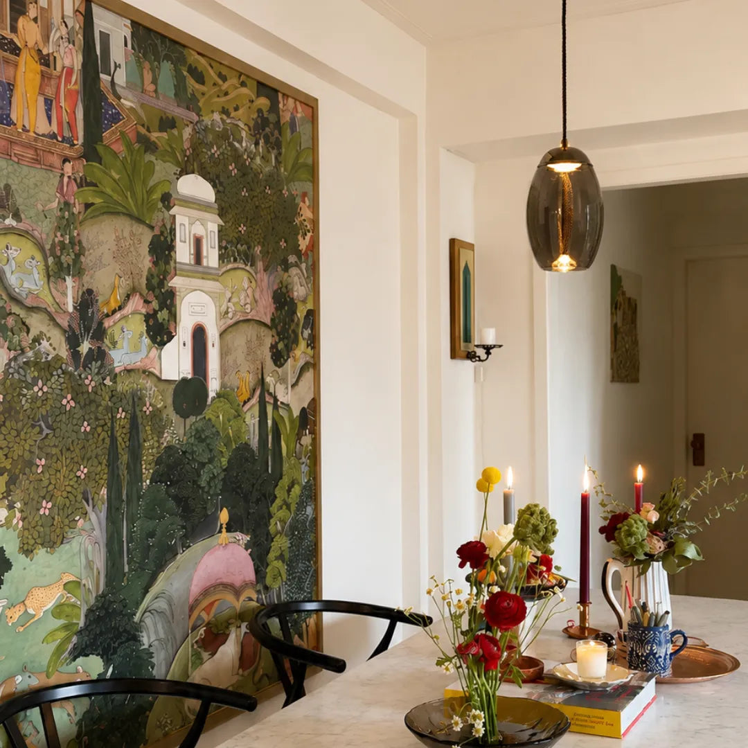 Pendente oval fumê Smoke Gray sobre mesa de jantar de mármore com mural botânico e velas — Luminária Pendente Vidro Soprado LED Minimalista Névoa — Tonzi