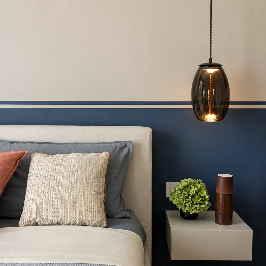 Pendente oval fumê Smoke Gray como luz de cabeceira em quarto com parede azul-marinho e criado suspenso — Luminária Pendente Vidro Soprado LED Minimalista Névoa — Tonzi