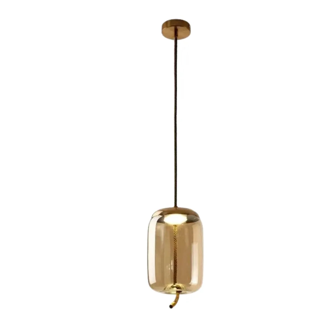 Pendente de vidro soprado âmbar Cognac com canopla dourada e cordão em latão, em fundo branco — Luminária Pendente Vidro Soprado LED Minimalista Bruma — Tonzi