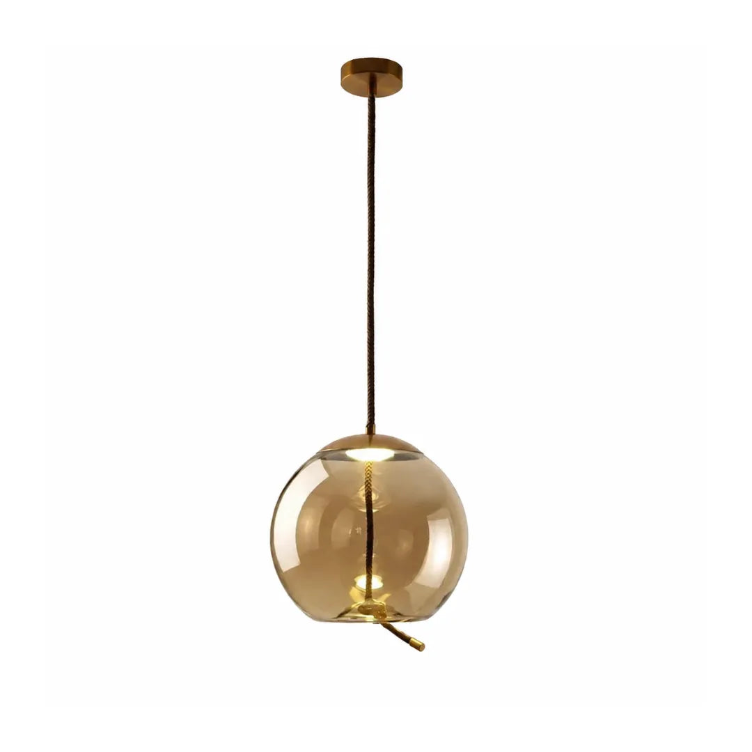 Pendente de vidro soprado esférico âmbar Cognac com canopla dourada, em fundo branco — Luminária Pendente Vidro Soprado LED Moderna Brume — Tonzi