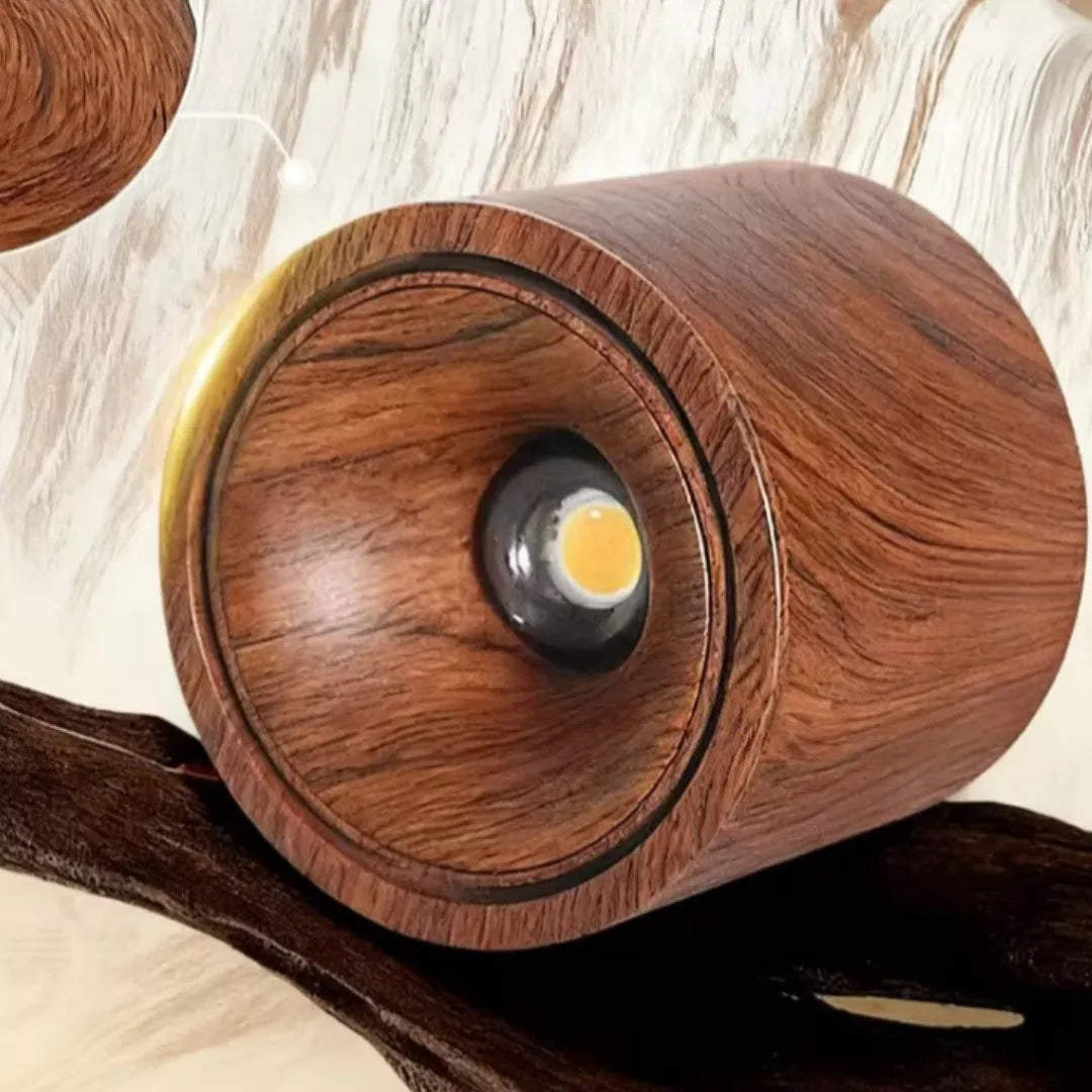 Close-up do plafon em acabamento madeireiro com detalhe do LED COB — Luminária Plafon LED ultrafino rotativo Nivor — Tonzi