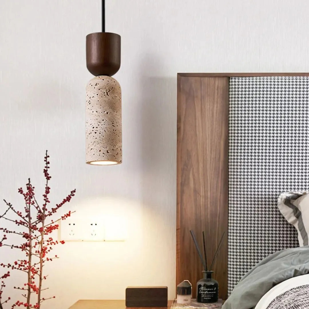 Pendente Nara instalado em sala Warm Minimalism — Pendente Nara Travertino — Tonzi