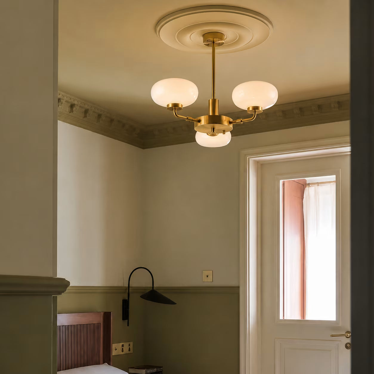 Lustre pendente metal e vidro LED Bauhaus Astro Dourado