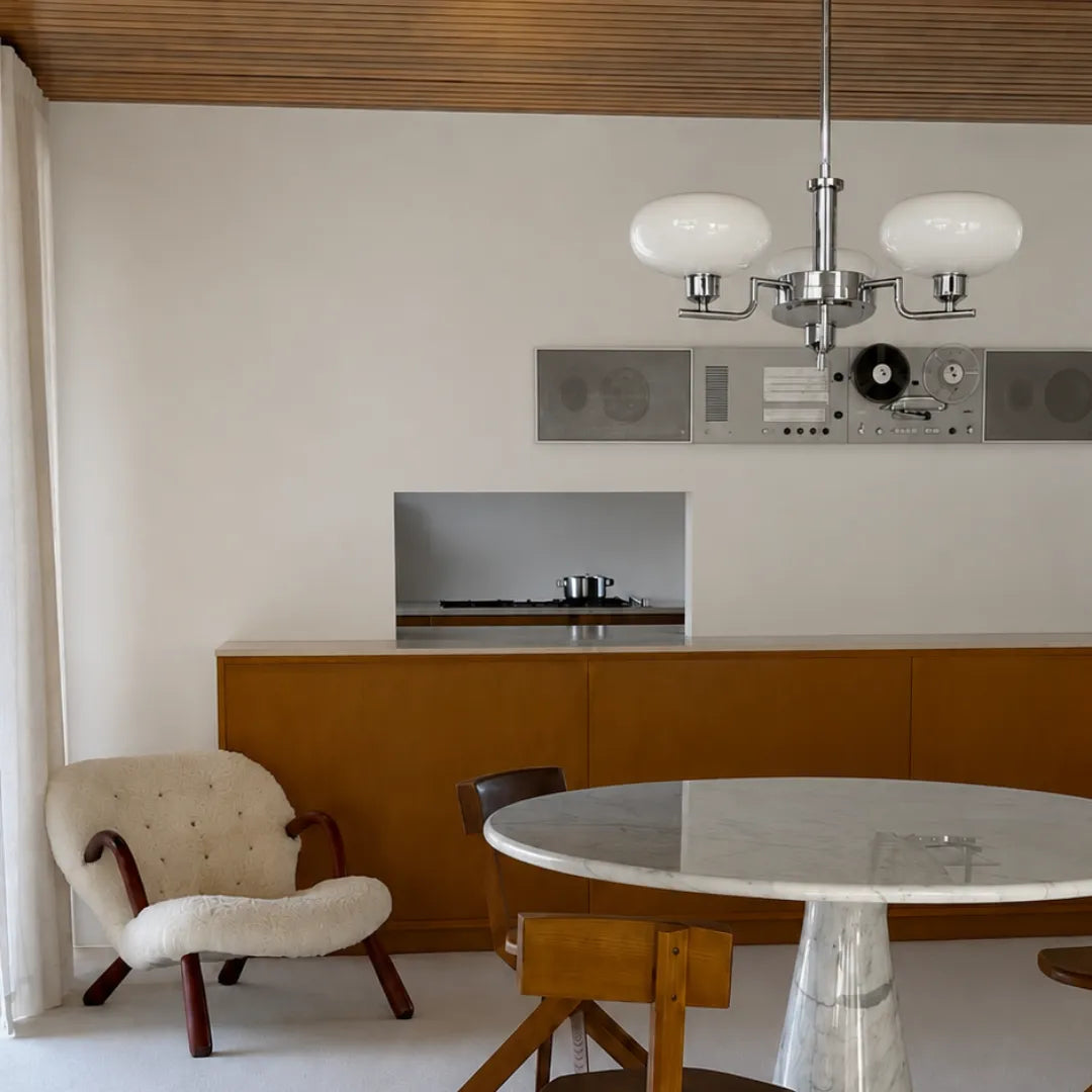 Lustre Astro aceso em sala de jantar com luz LED quente — Lustre Pendente Astro — Tonzi
