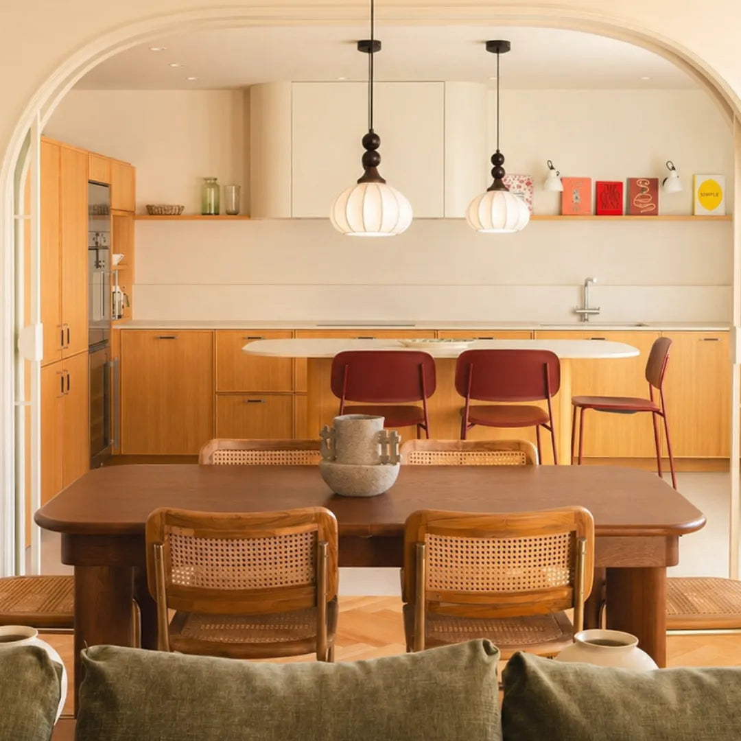 Dois lustres pendentes em tecido com base em madeira sobre mesa de jantar de madeira em cozinha aconchegante — Lustre Pendente Nórdico Tecido Madeira Moderno — Tonzi