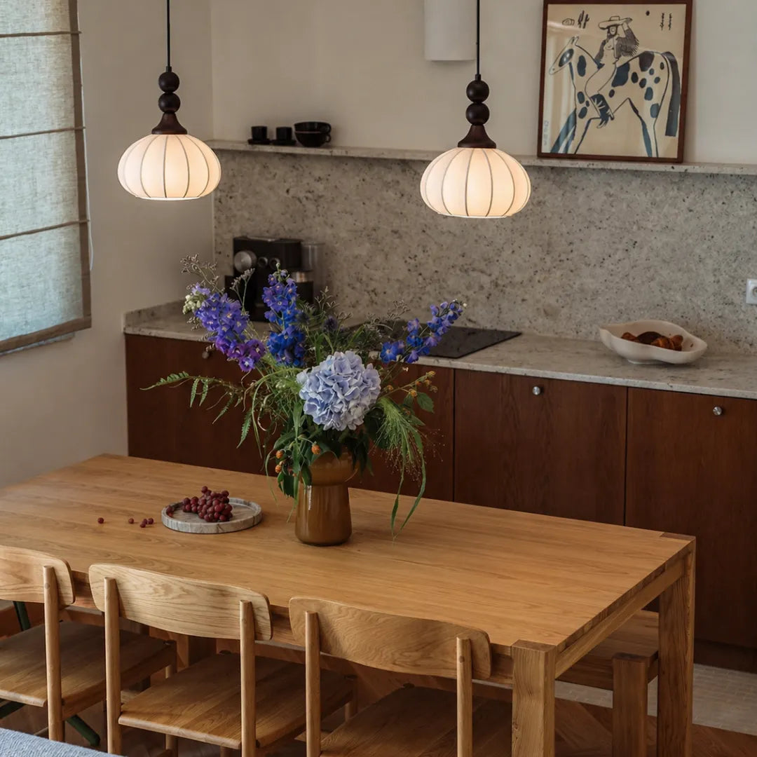 Dois lustres pendentes em tecido sobre mesa de jantar de madeira em sala japandi com flores e luz natural — Lustre Pendente Nórdico Tecido Madeira Moderno — Tonzi