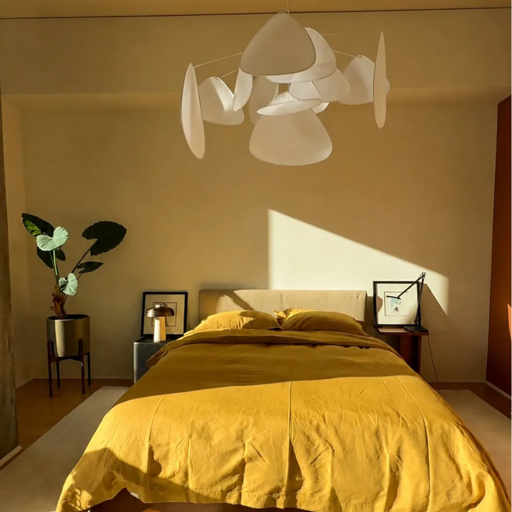 Lustre Flora aceso sobre mesa de jantar em ambiente sofisticado com paleta neutra — Lustre Pendente Tecido Branco Artístico Designer Flora — Tonzi