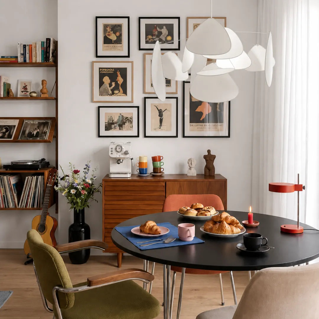 Lustre Flora em sala de estar ampla com pé-direito alto e decoração contemporânea — Lustre Pendente Tecido Branco Artístico Designer Flora — Tonzi