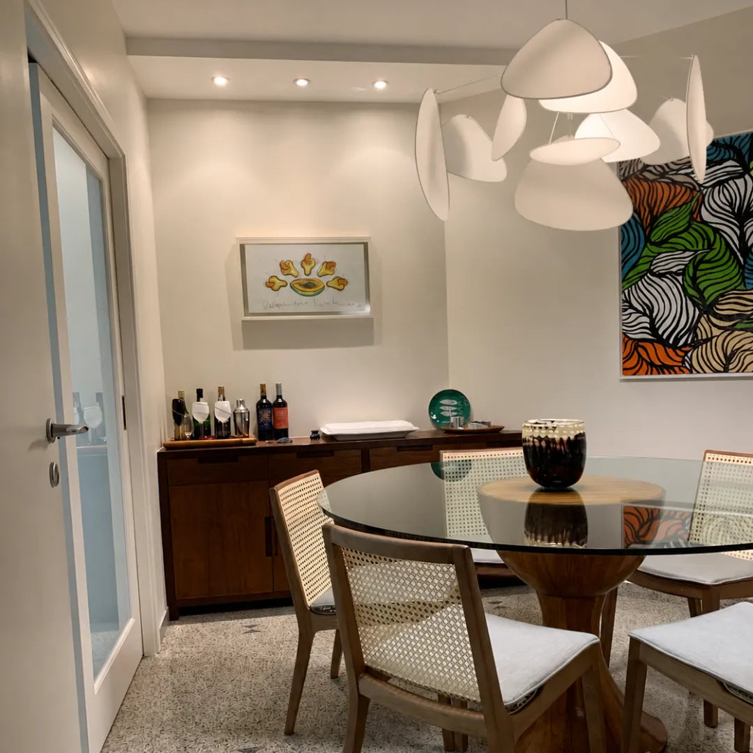 Lustre Flora aceso em cozinha gourmet integrada com ilha e banquetas — Lustre Pendente Tecido Branco Artístico Designer Flora — Tonzi