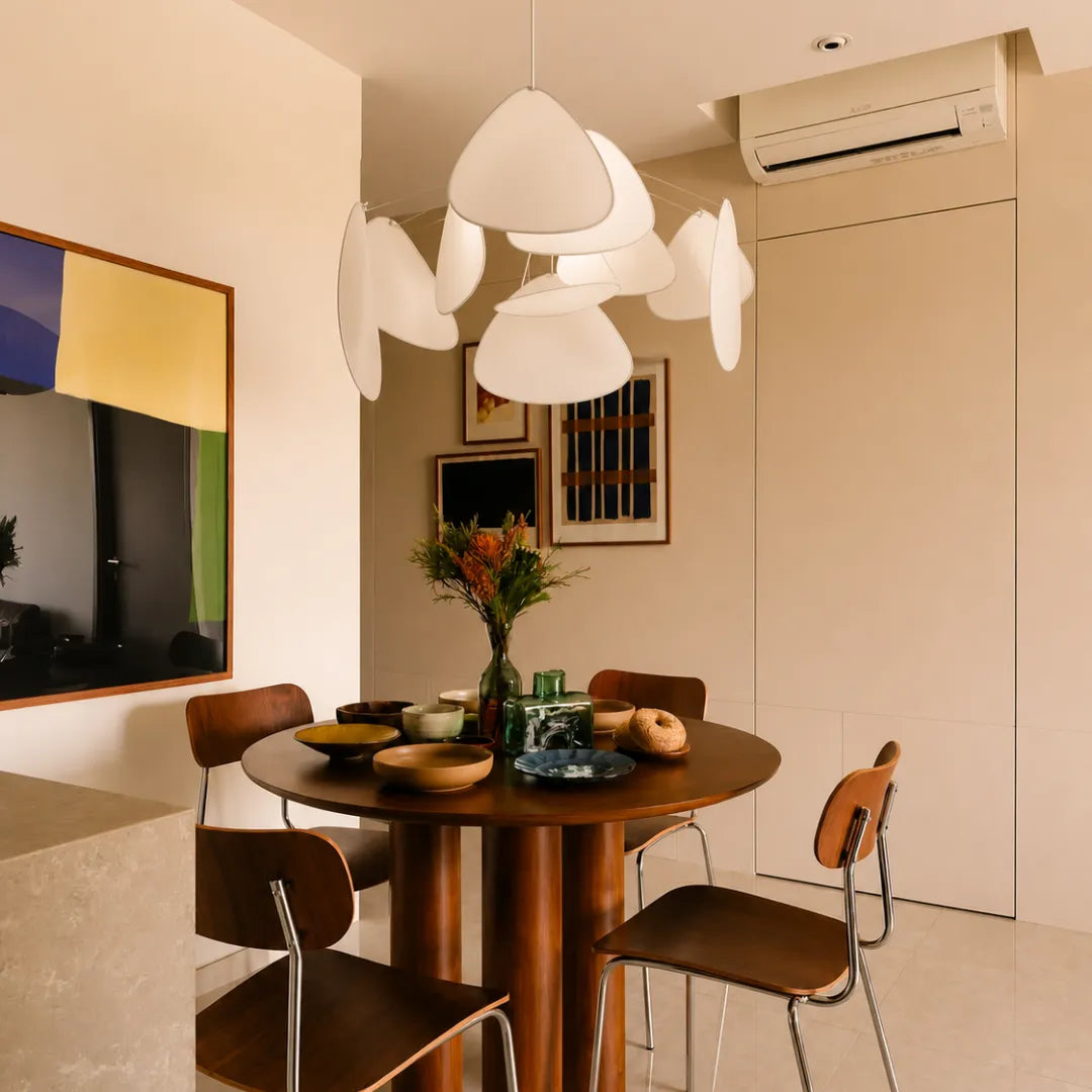 Detalhe das pétalas de tecido branco do lustre Flora destacando volume e textura — Lustre Pendente Tecido Branco Artístico Designer Flora — Tonzi