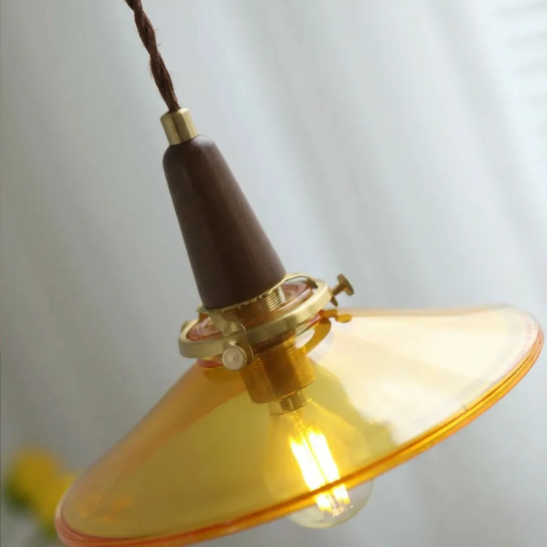 Detalhe do acabamento em cobre dourado banhado do pendente Auren em close — Tonzi