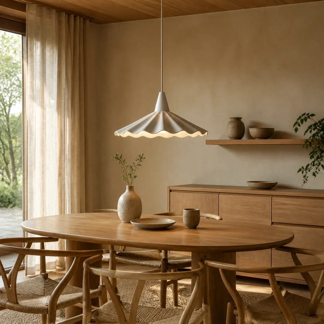 Luminária pendente de cerâmica branca sobre mesa de jantar em ambiente Japandi