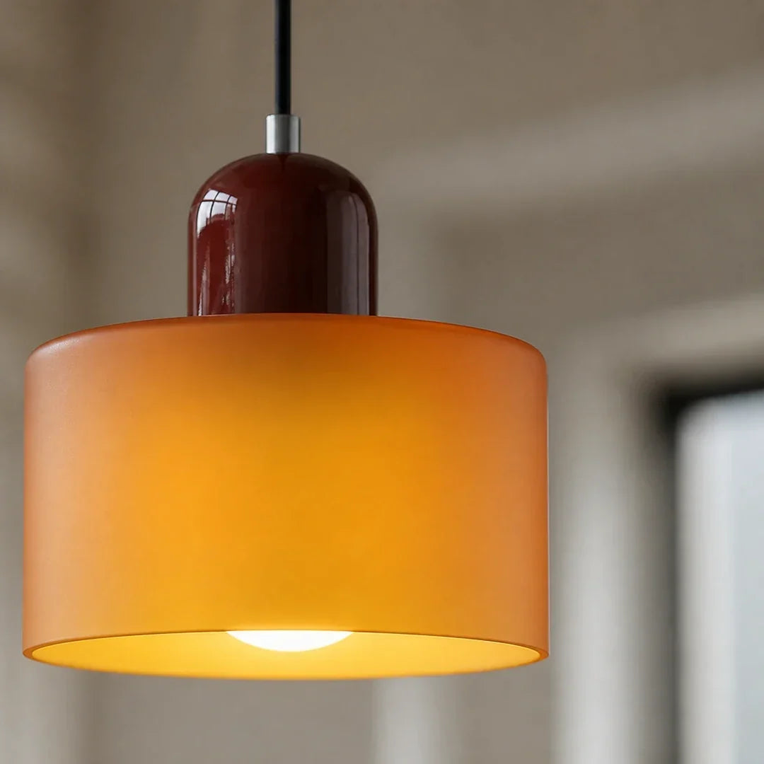 Detalhe do vidro e acabamento da luminária pendente Croma laranja e vinho