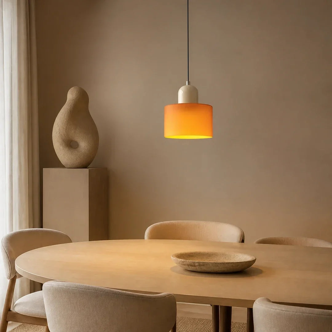 Luminária pendente Croma laranja e creme instalada em ambiente decorado