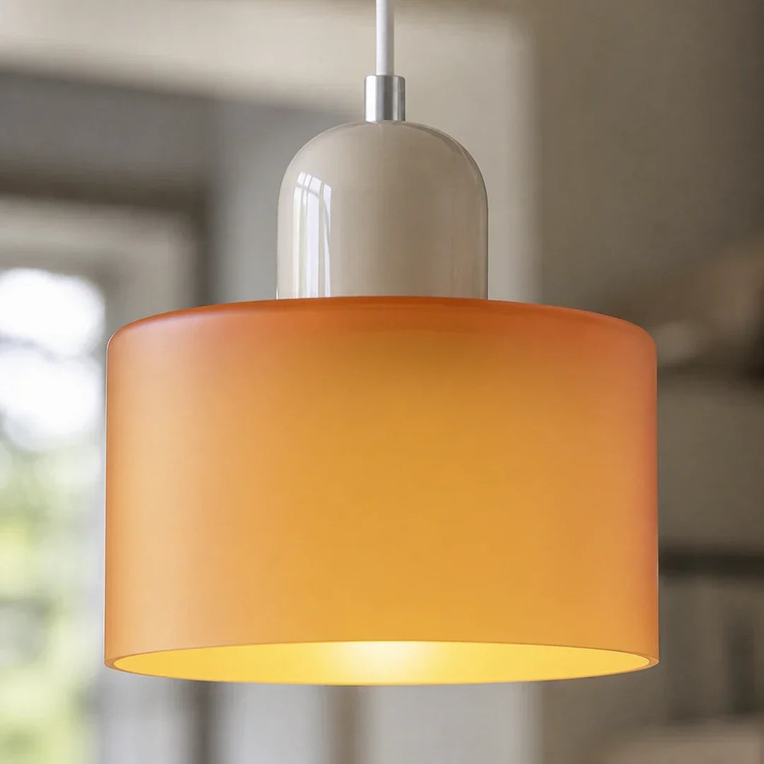 Detalhe do vidro e acabamento da luminária pendente Croma laranja e creme