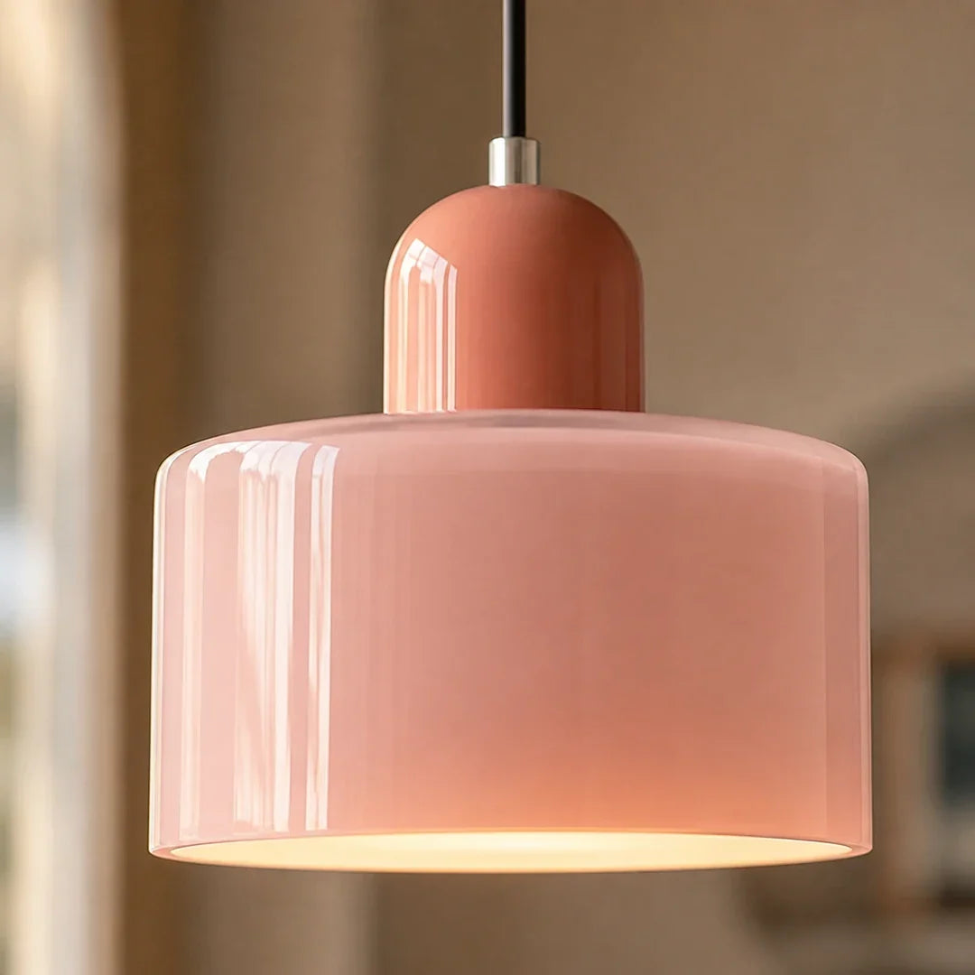 Detalhe do vidro e acabamento da luminária pendente Croma rosa e coral