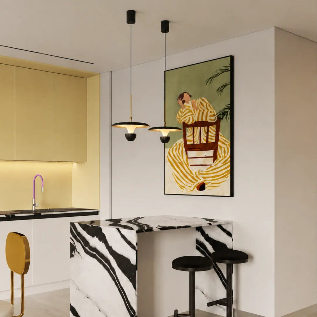 Pendente Lurem na versão preta sobre balcão de cozinha contemporânea com luz LED — Pendente LED Cozinha Moderna Lurem — Tonzi