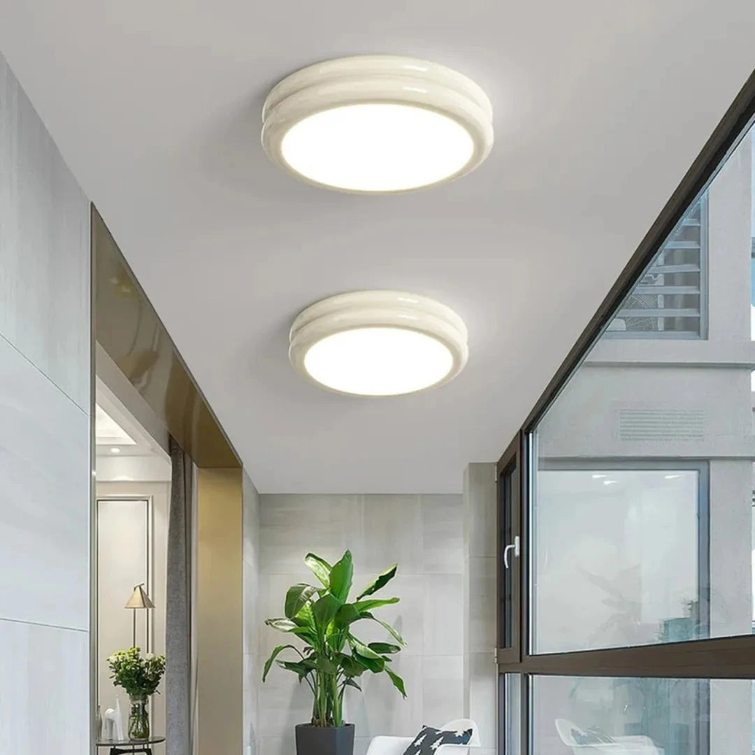 Plafon Acro Branco instalado em ambiente contemporâneo — Plafon Moderno Minimalista em Acrílico Acro Branco — Tonzi