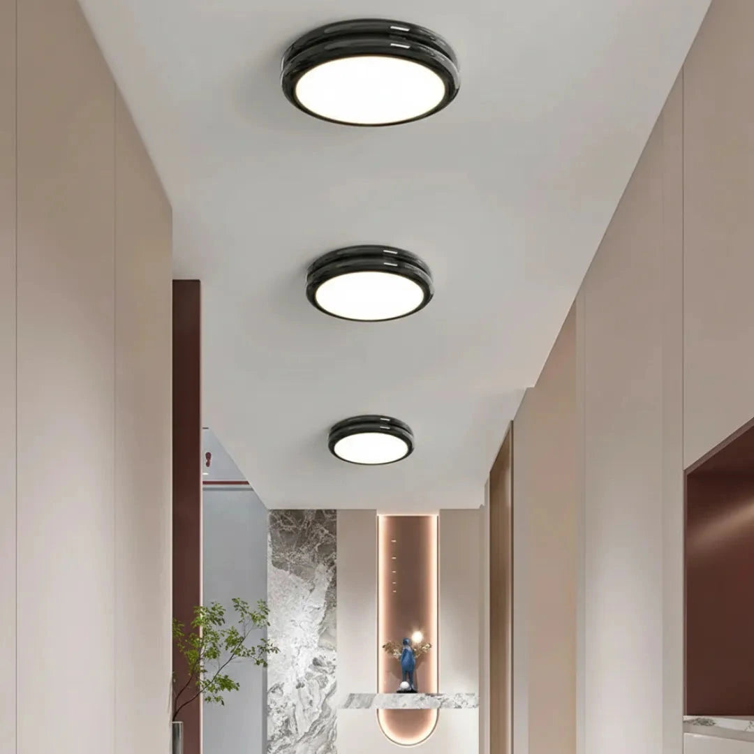 Plafon Acro Preto iluminando ambiente minimalista — Plafon Moderno Minimalista em Acrílico Acro Preto — Tonzi