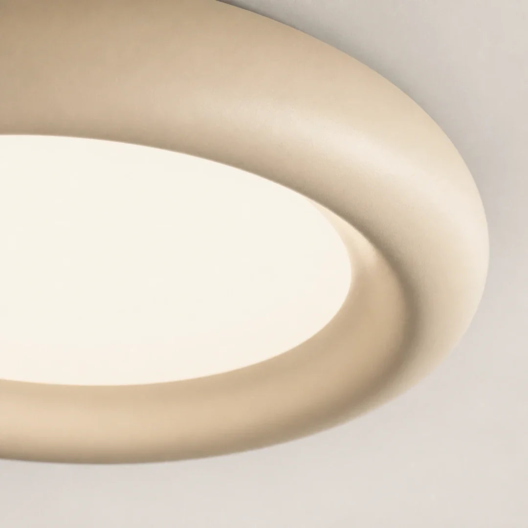 Detalhe do acabamento bege e difusor do Plafon LED Halo
