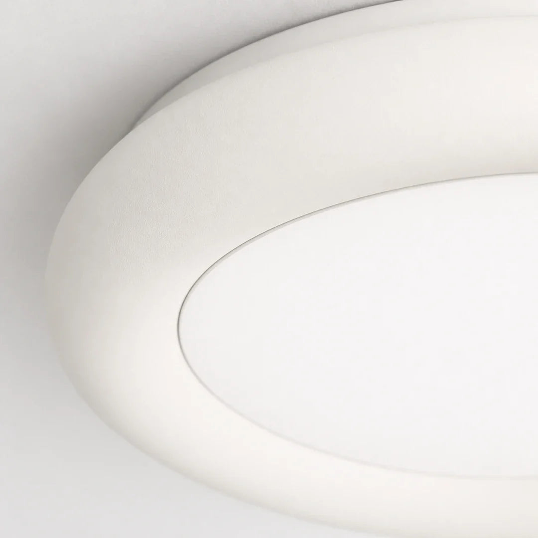 Detalhe do acabamento branco e difusor do Plafon LED Halo