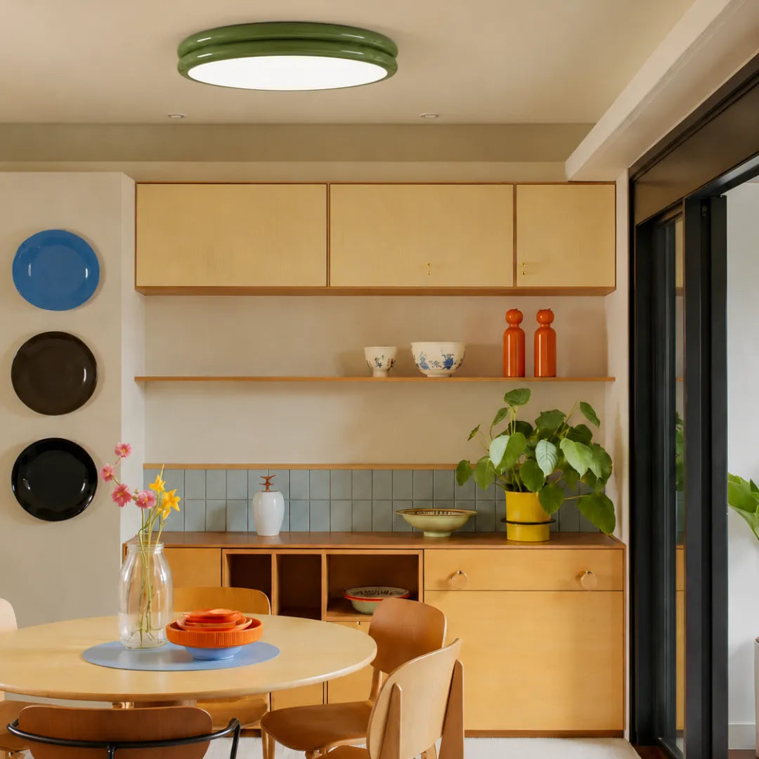 Plafon Nuvia verde em quarto com pé-direito alto e decoração clássica contemporânea — Plafon lustre duplo LED Art Déco verde Nuvia — Tonzi