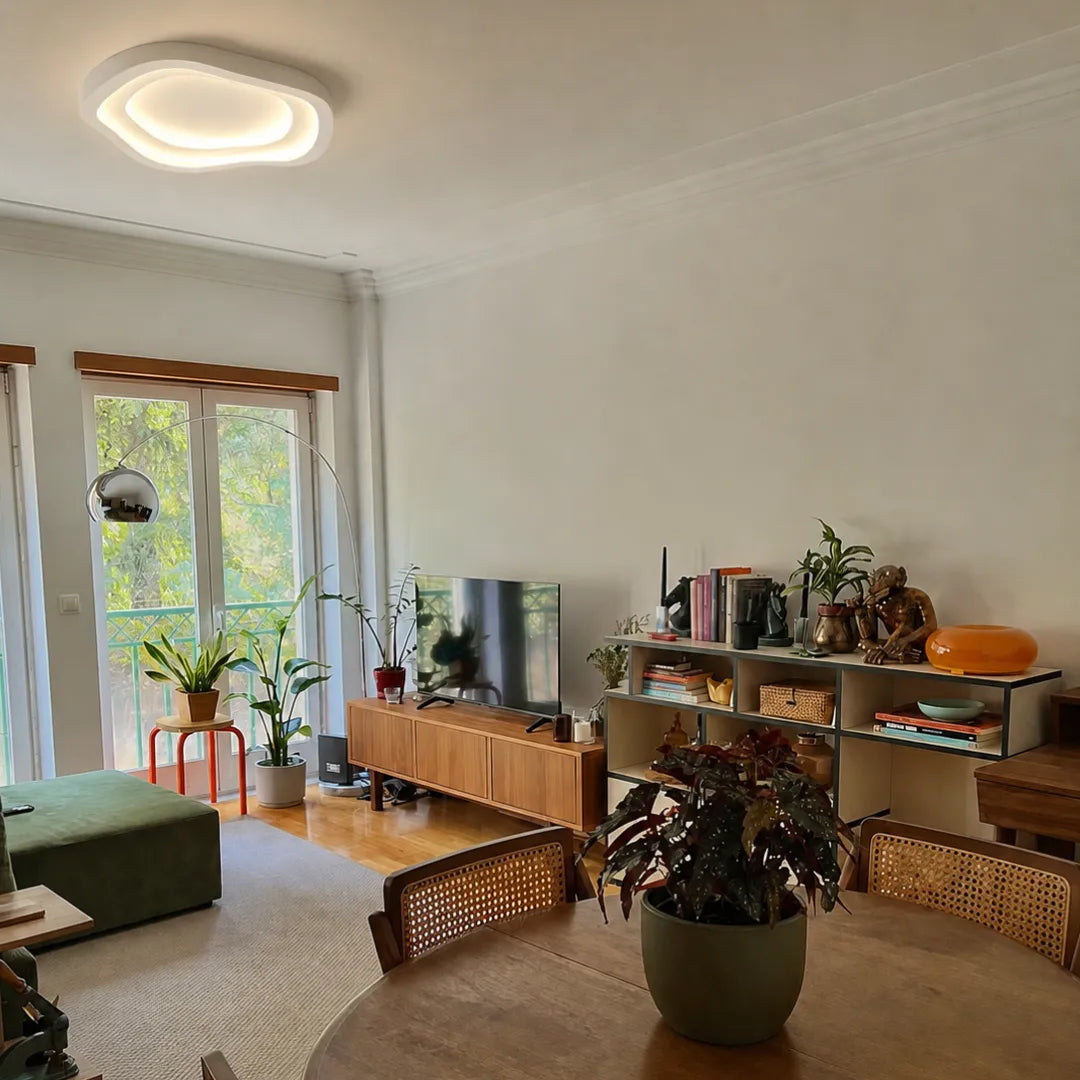 Plafon Vireo branco aceso instalado em teto de sala de estar contemporânea — Plafon lustre LED branco Art Déco redondo Vireo — Tonzi