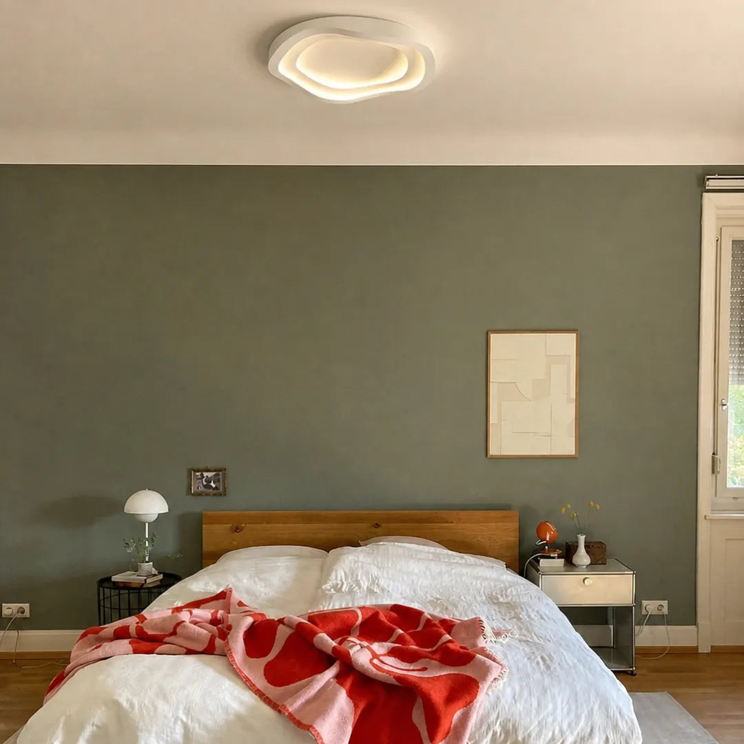 Plafon Vireo branco em quarto neutro com paleta clara e cama king — Plafon lustre LED branco Art Déco redondo Vireo — Tonzi