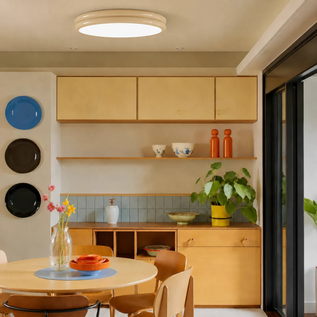 Plafon Nuvia bege em sala de jantar integrada à cozinha — Plafon lustre duplo LED Art Déco bege Nuvia — Tonzi