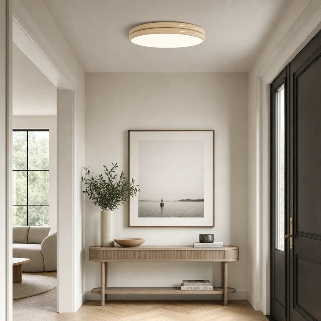 Plafon Nuvia bege em hall de entrada elegante com aparador — Plafon lustre duplo LED Art Déco bege Nuvia — Tonzi