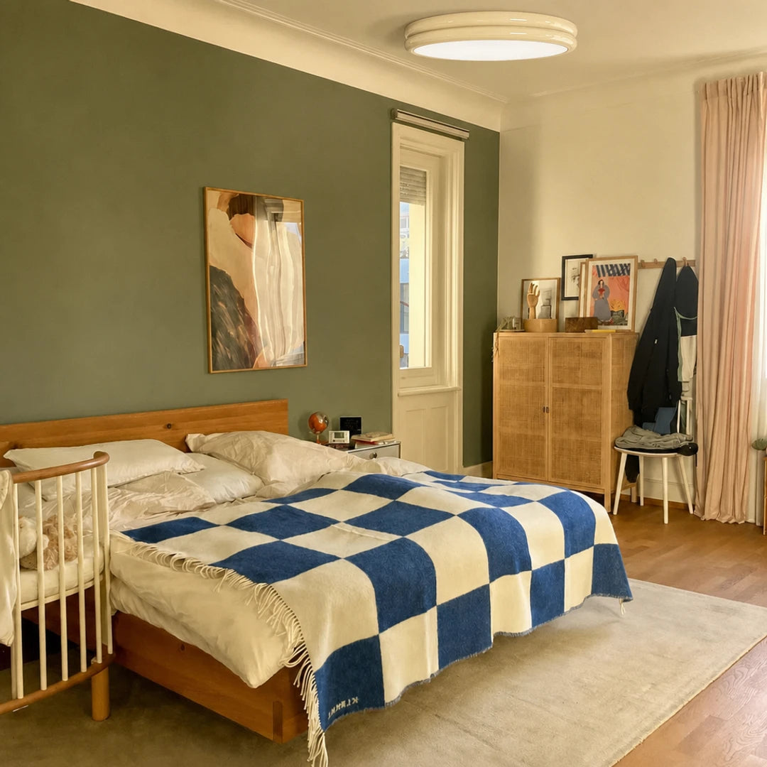 Plafon Nuvia creme instalado em quarto contemporâneo — Plafon lustre duplo LED Art Déco creme Nuvia — Tonzi