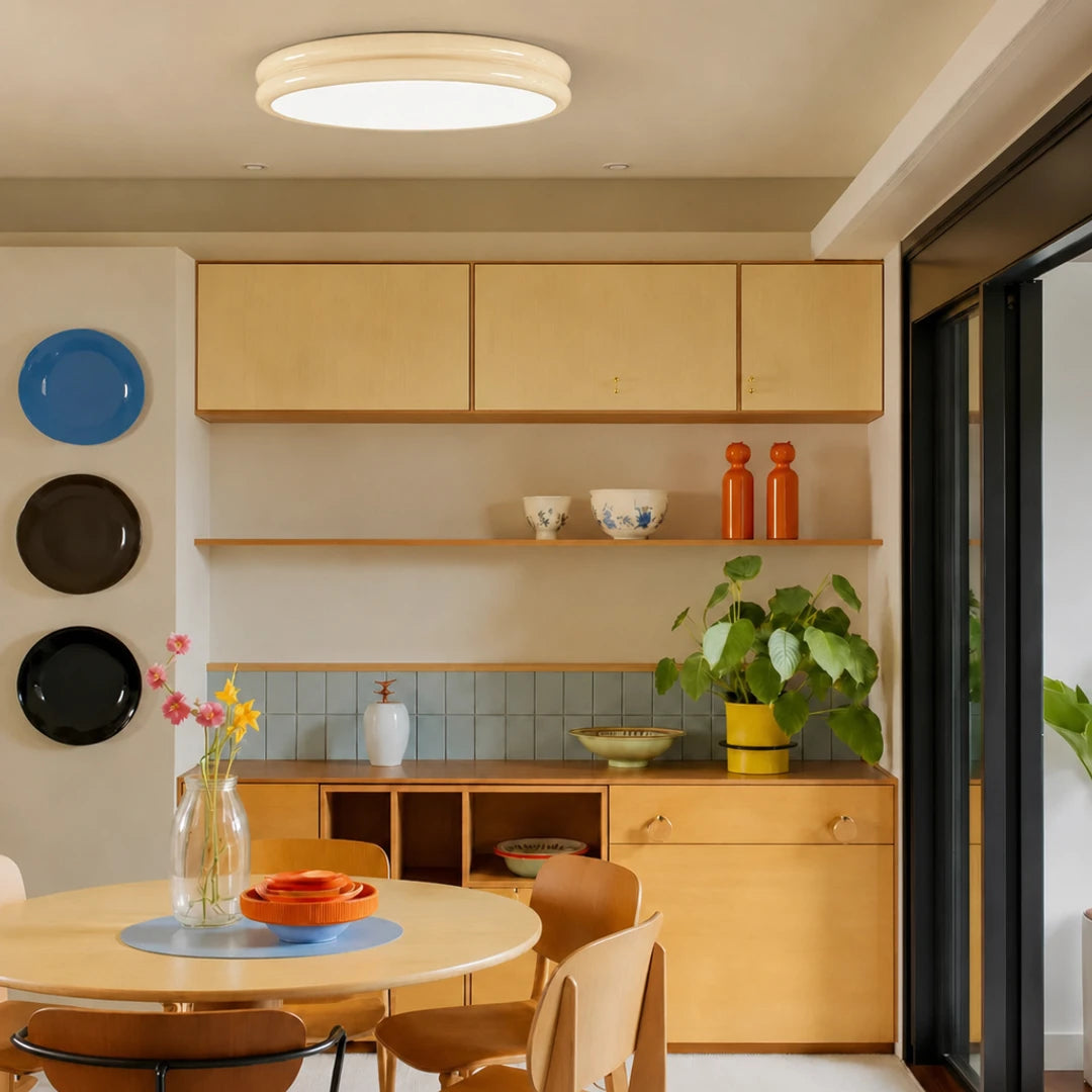 Plafon Nuvia creme em sala de jantar integrada à cozinha — Plafon lustre duplo LED Art Déco creme Nuvia — Tonzi