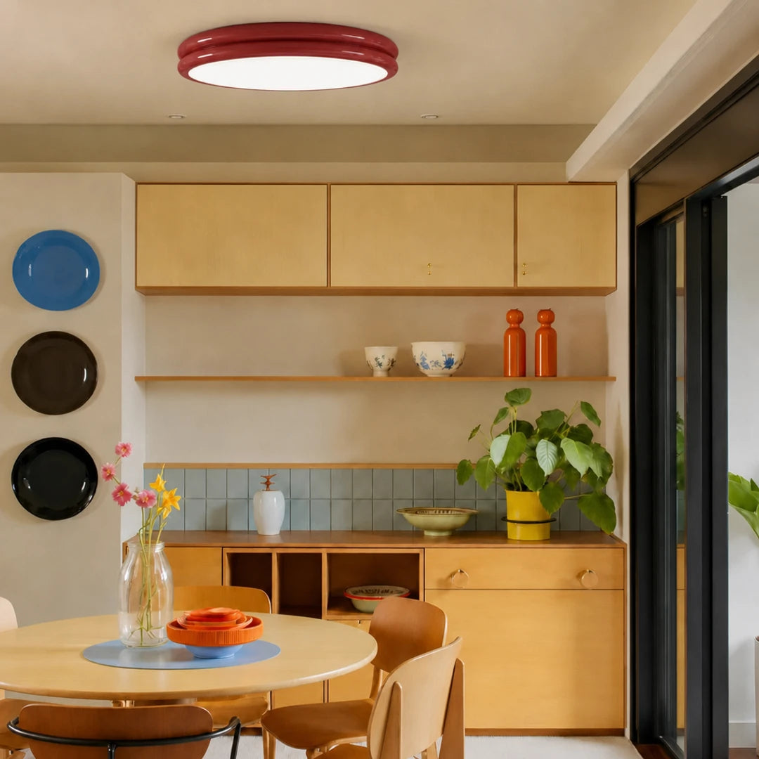 Plafon Nuvia vermelho em sala de jantar integrada à cozinha — Plafon lustre duplo LED Art Déco vermelho Nuvia — Tonzi
