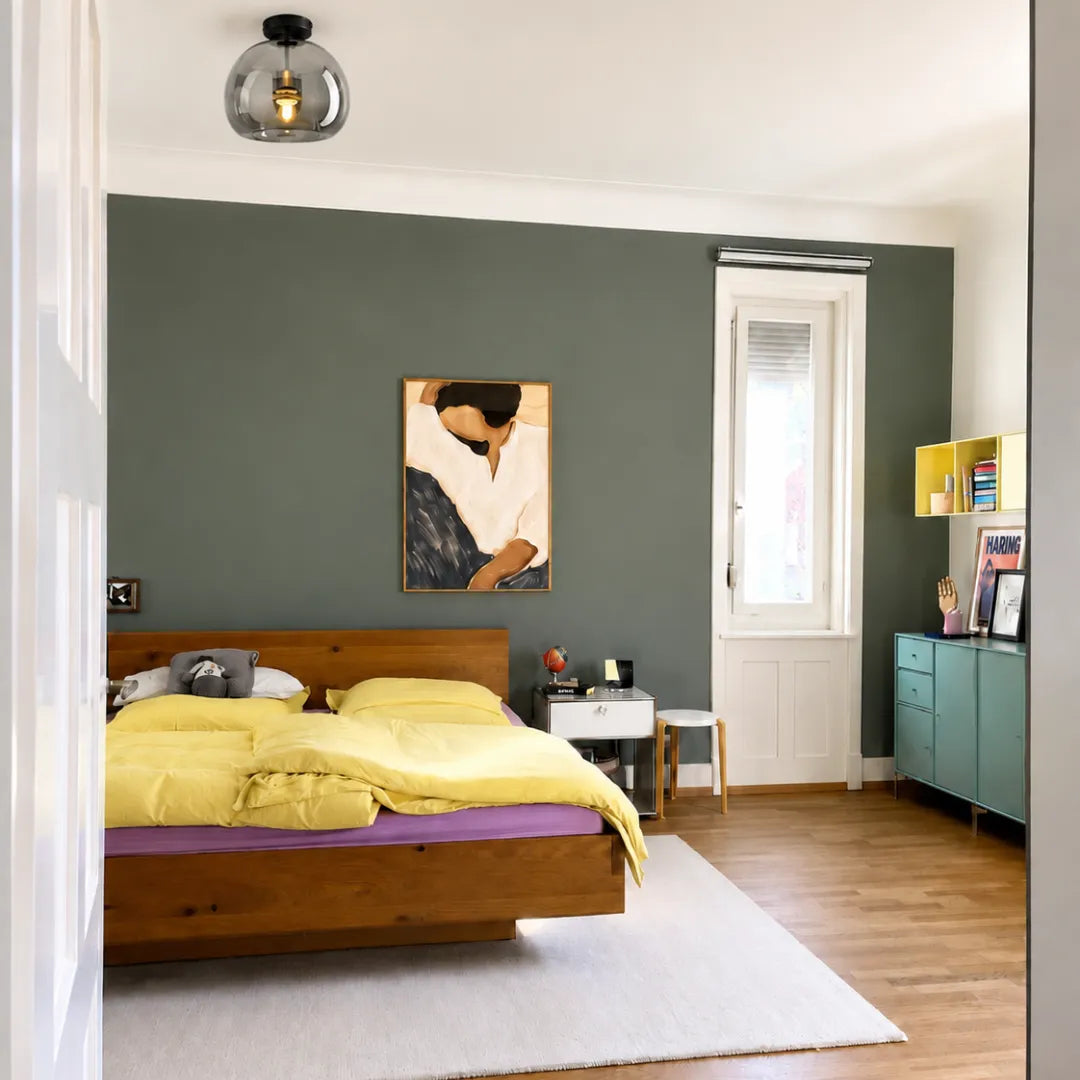 Plafon Hygge cognac instalado em hall de entrada com aparador de madeira — Plafon Vidro Cognac Nórdico LED Minimalista Hygge — Tonzi