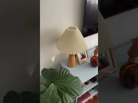 Vídeo da Luminária de Mesa Harlow em madeira nórdica e bambu Tonzi em ambiente