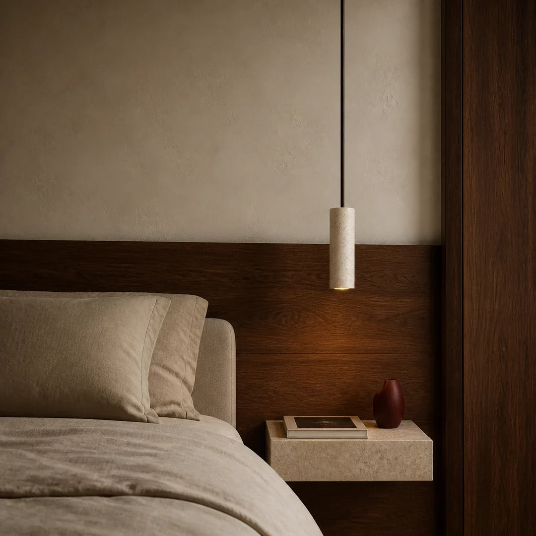 Luminária pendente Sumi ao lado da cama em quarto